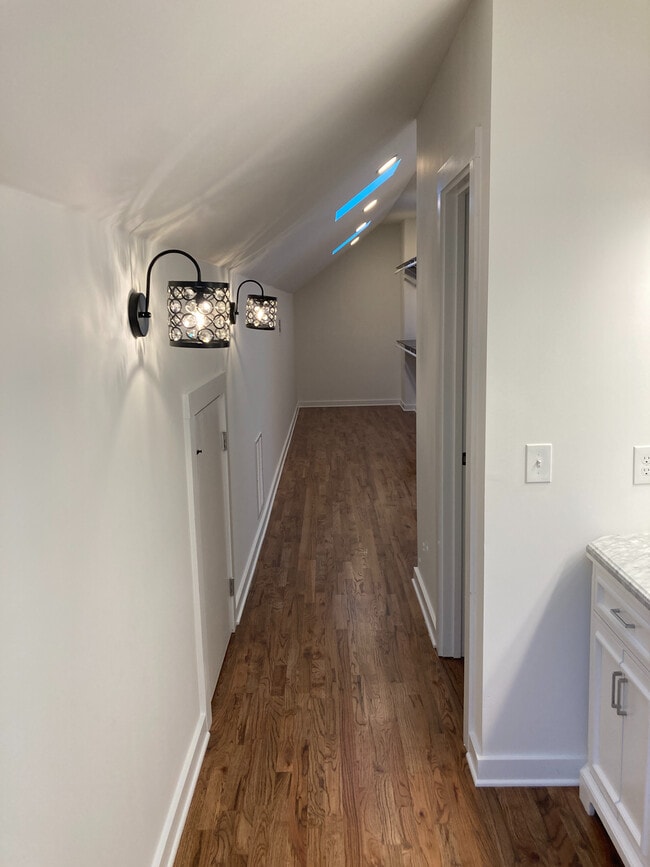 Building Photo - Room in House on Dill Ave SW