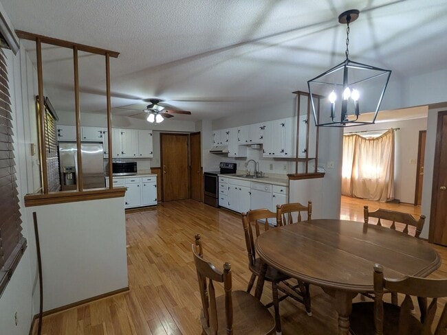 Building Photo - 2513 Lilac Dr