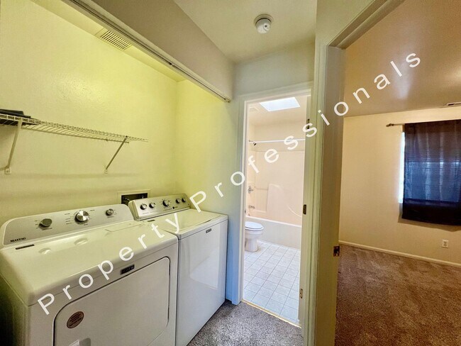 Building Photo - Townhouse in Silt for Rent