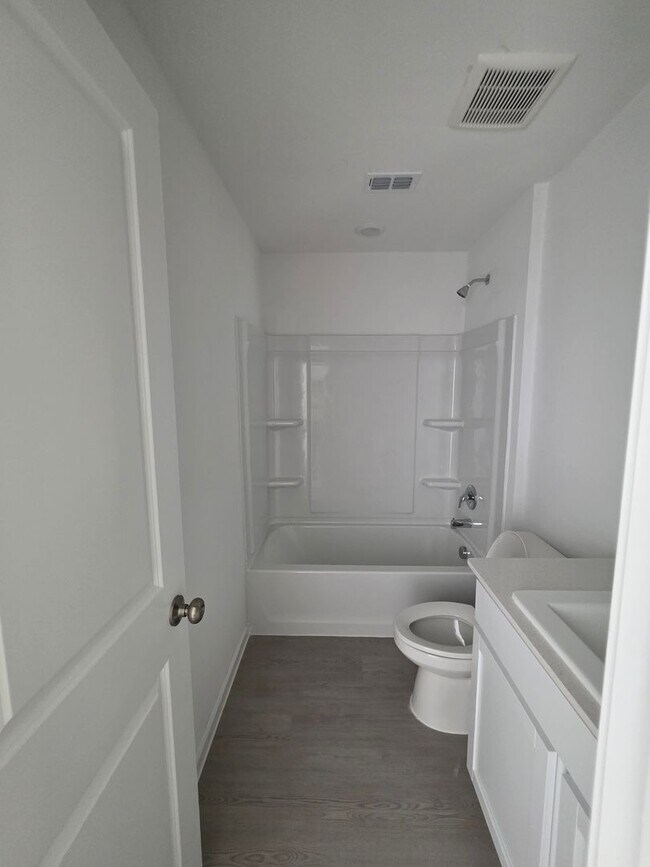 Building Photo - Your Next Chapter Starts Here: 4-Bedroom H...
