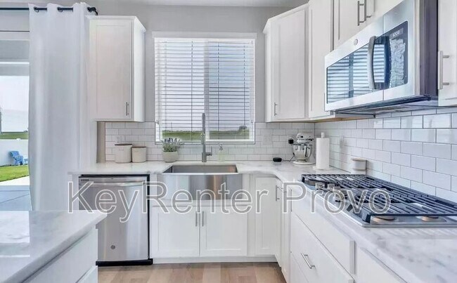 Building Photo - 934 240 W