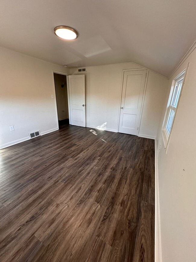 Building Photo - Newly Renovated 2 Bedroom Townhome