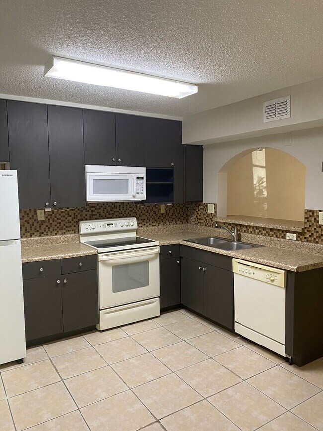 Building Photo - 2/1.5 Townhome Wth Fireplace! Across From Torasco Park! Perfect For Family!