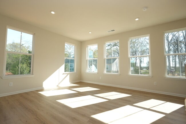 Building Photo - A large spacious home in Arbor St!