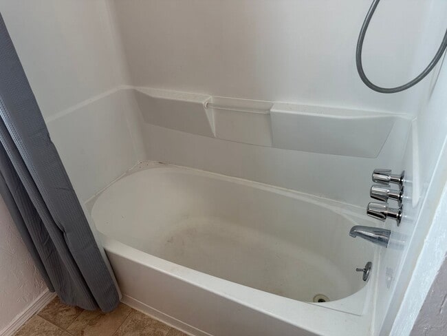 Building Photo - Updated 2 bed 1 bath dulpex in Springfield!