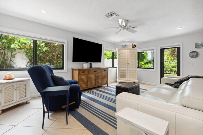 Building Photo - 949 Seagate Dr