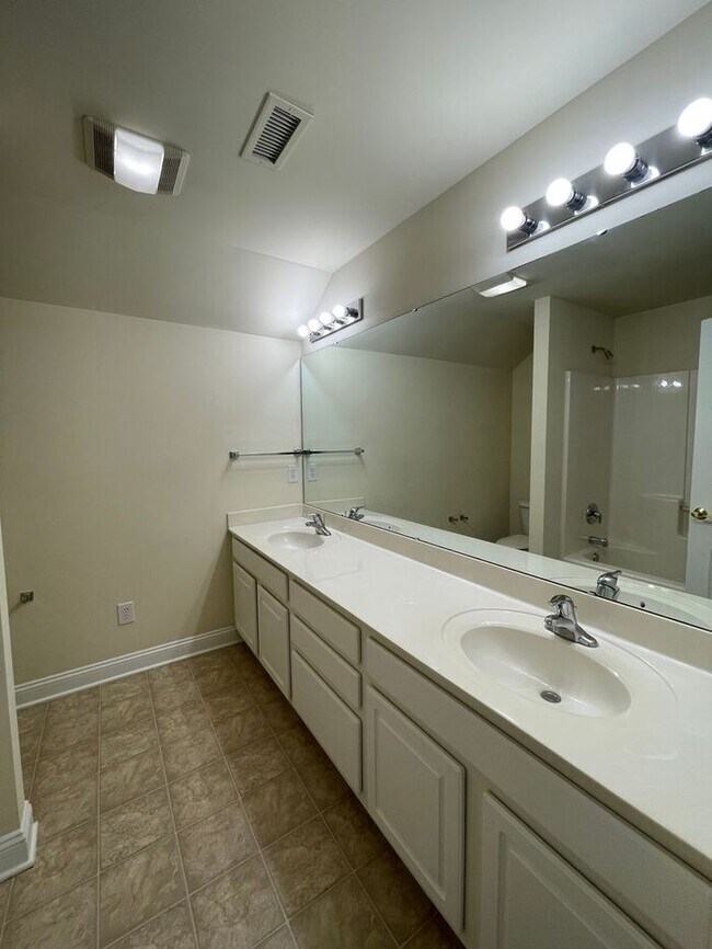 Building Photo - Lovely home in Pineville!