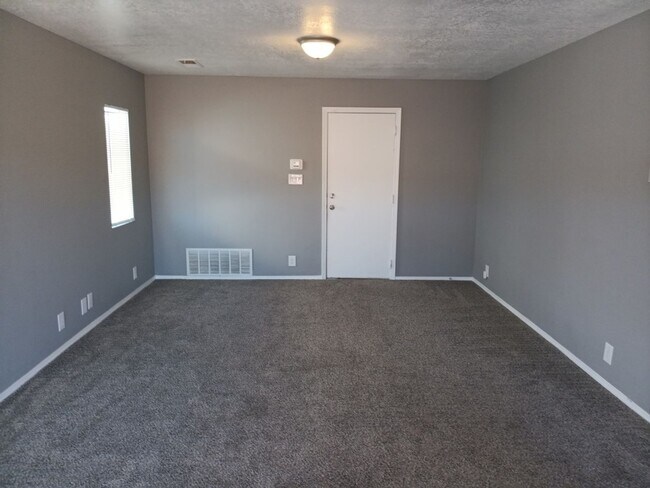 Building Photo - Stunning 5 bedroom, 3 bathroom in Rio Rancho! Ready to see the property in person? Schedule a sho...