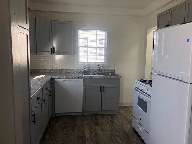 Primary Photo - 4 bed 2 bath single family home