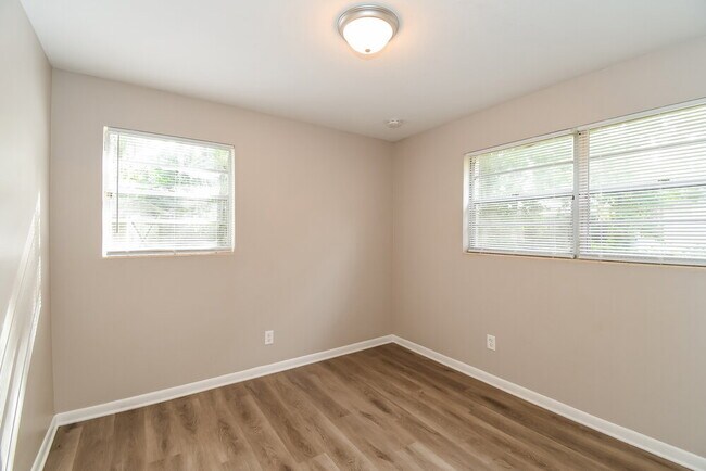 Building Photo - 8004 Patou Dr S