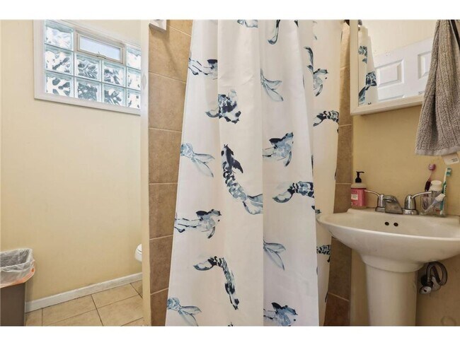 Building Photo - LOCATION LOCATION LOCATION! 5BD / 2BA Available 9/1/26!