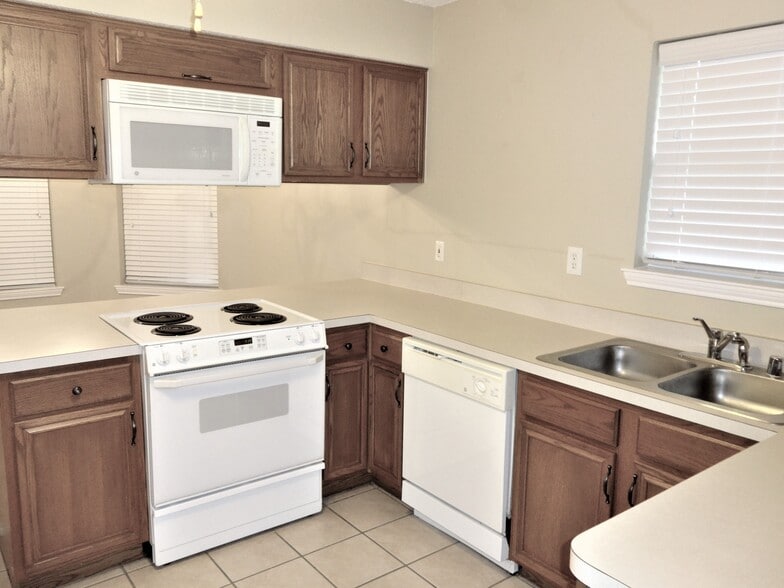 Building Photo - 641 Raven Dr