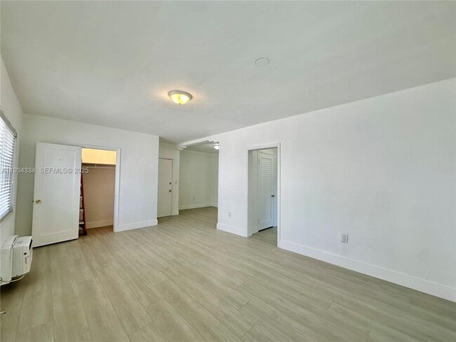 Building Photo - 955 Bay Dr