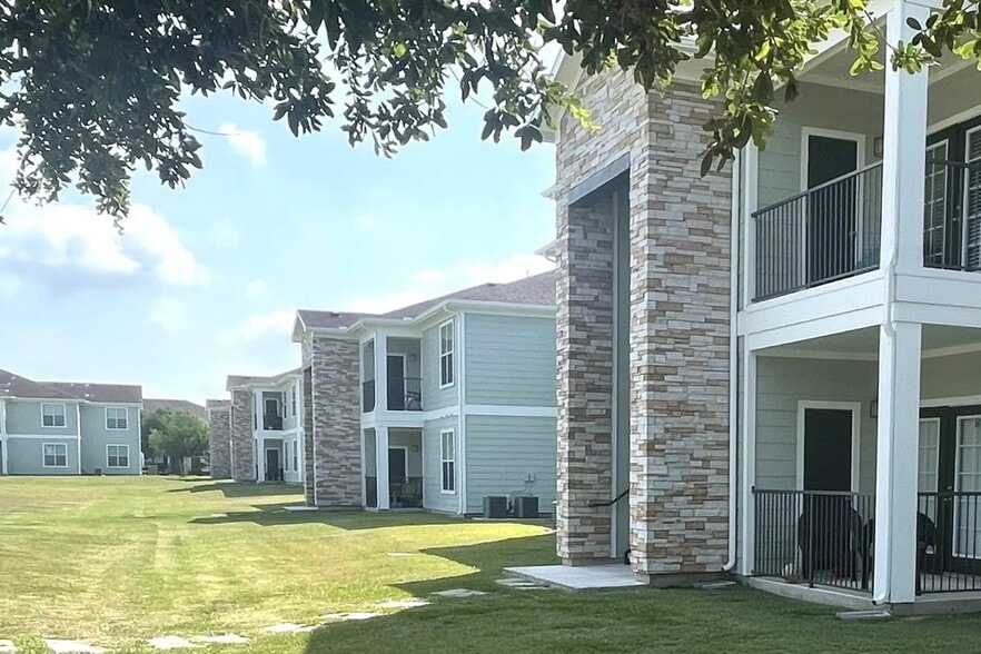 Building Photo - Pointe Royale Apartments