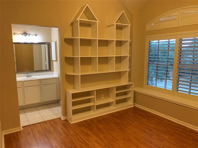 Building Photo - 2114 Winding Hollow Dr