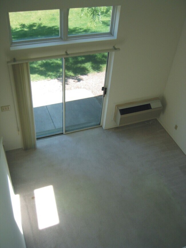 Building Photo - Great Arboretum location - 1 bedroom lofte...