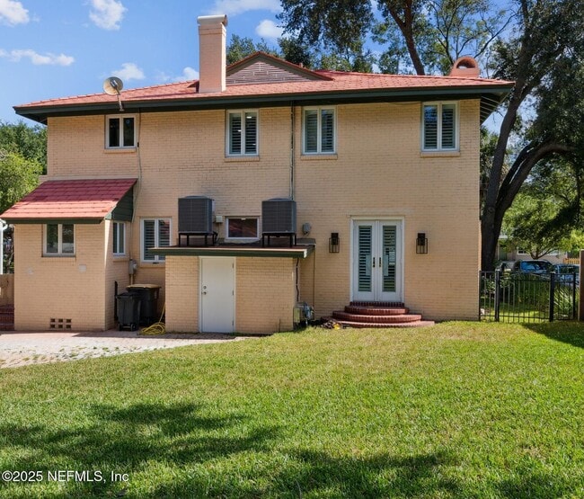 Building Photo - 2334 Broadmoor Ln