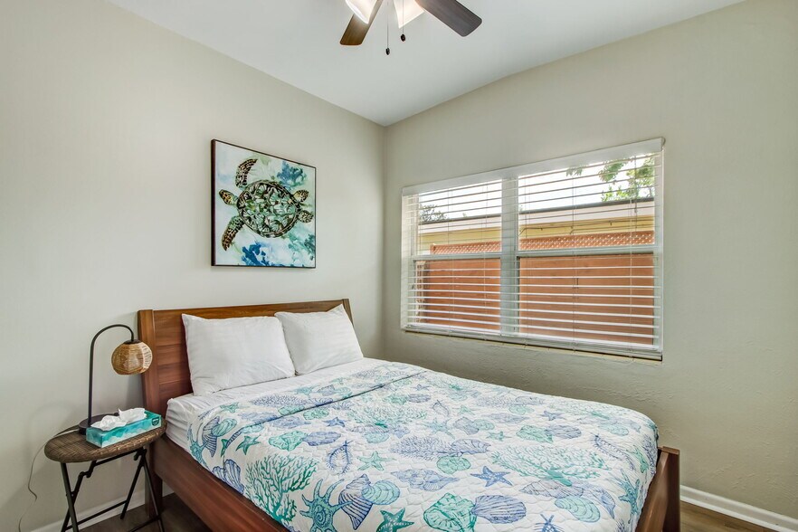 Building Photo - 826 5th Ave N