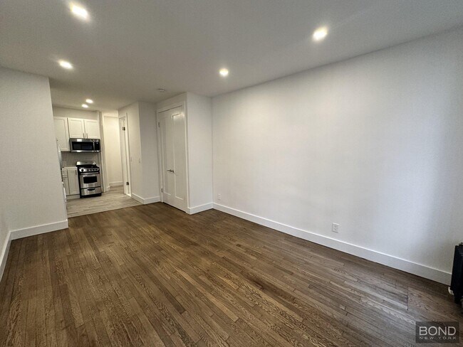 Building Photo - 156 E 85th St
