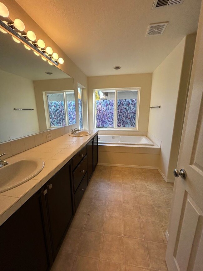 Building Photo - Spacious 4 Bedroom (plus den), 3 Bath Home...