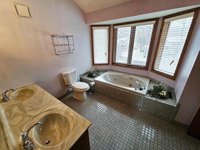 Building Photo - Beautiful 5 Bedroom 3 Bath Home for Rent in Lakeville!! Available NOW!