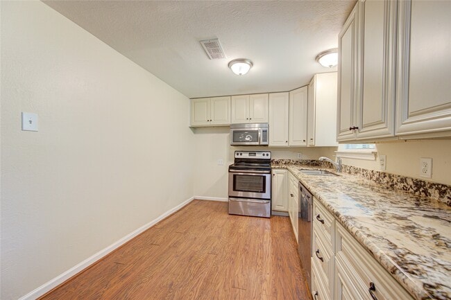 Building Photo - 5730 Southminster Dr