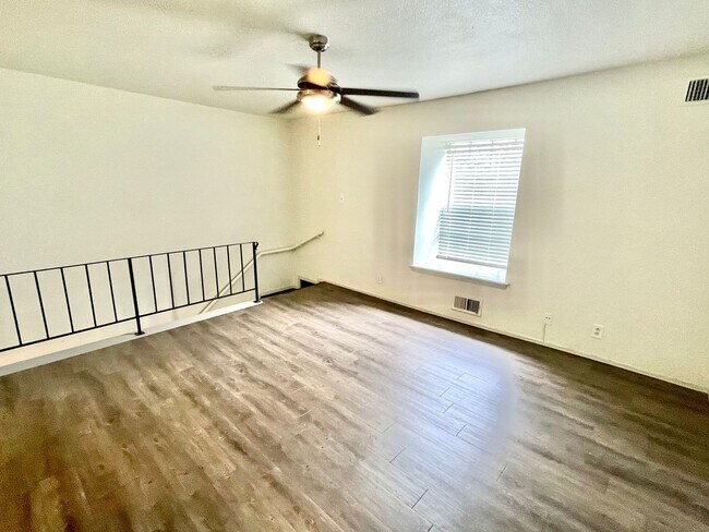 Building Photo - Two-story 1/1.5 Apt in Northeast Austin - ...