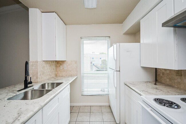 Building Photo - 3900 Woodchase Dr