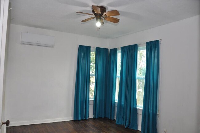 Building Photo - 1408 E Avenue D