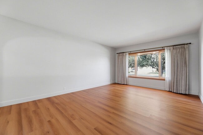 Building Photo - Beautifully Updated 3BR/2BA Home with Private Garden Oasis