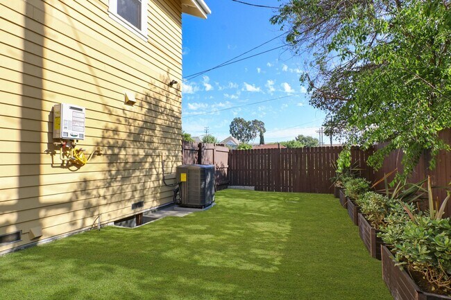 Building Photo - Huge (1,500 square feet) 2 bed, 2.5 bath in Lincoln Heights with parking, in-unit laundry and pri...