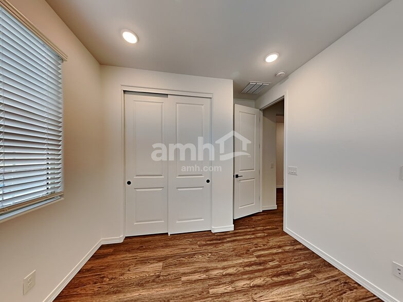 Building Photo - 895 S 150th Dr