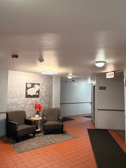 Building Photo - 2600 Brookwood Way Dr