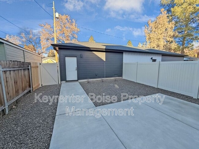 Building Photo - 618 E Krall St