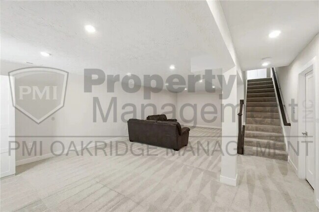 Building Photo - 3 Bed 3 1/2 Bath Single Family Home with Attached 2 Car Garage