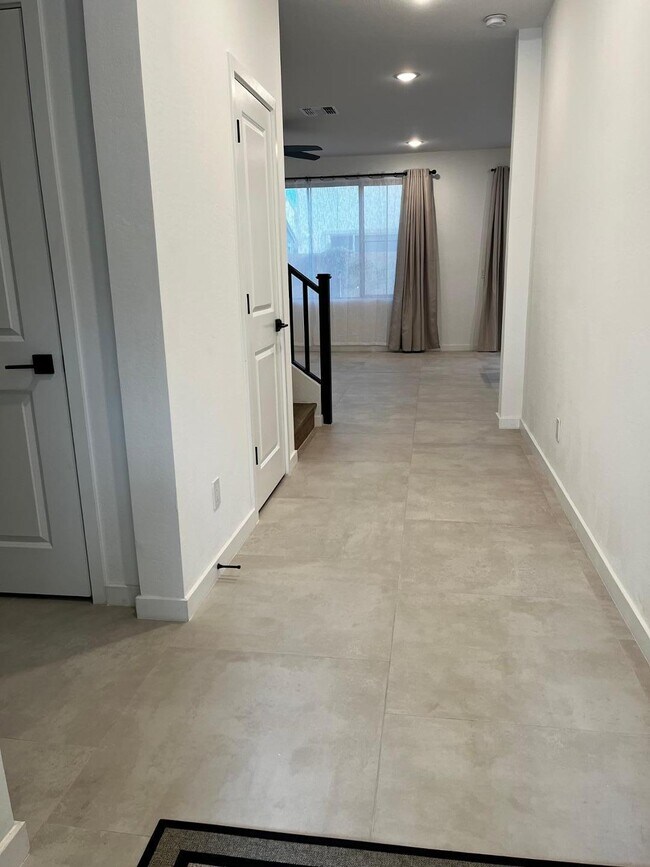 Building Photo - 1355 W Crane Dr