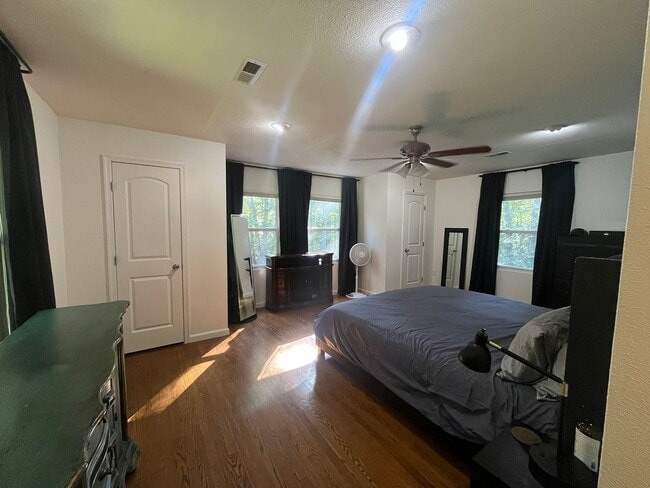 Building Photo - Gorgeous private home in Altavista!