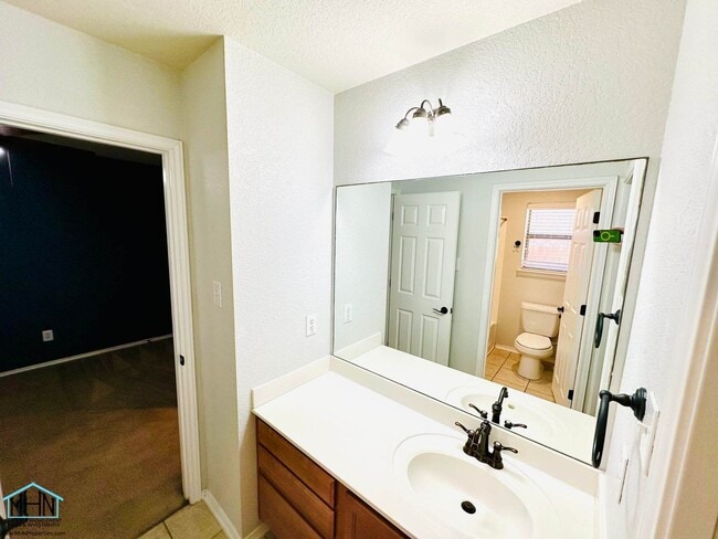 Building Photo - Spacious and Well Designed 3 Bedroom 2.5 B...