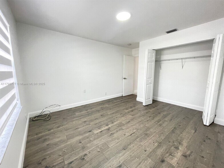 Building Photo - 211 E Riverbend Dr