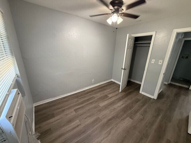 Building Photo - Spacious 4BR/2BA in St. Pete!