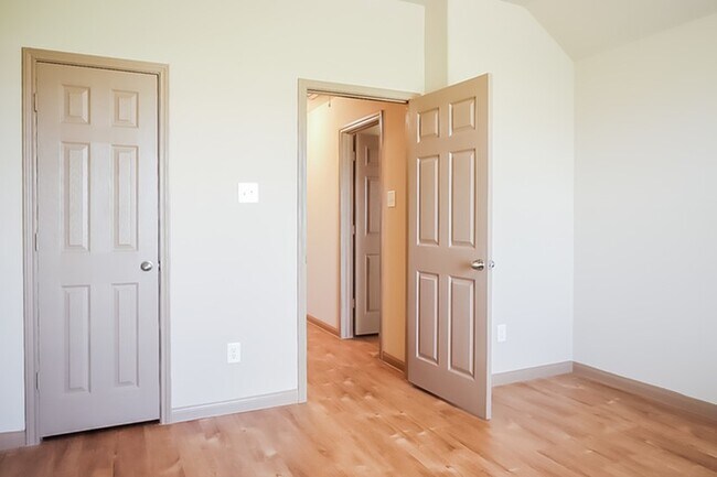 Building Photo - 5746 Kyle Cove Dr