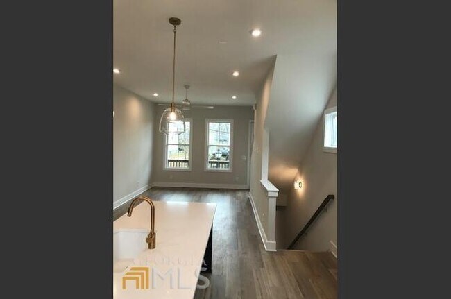 Building Photo - 60 Adore Ct SE