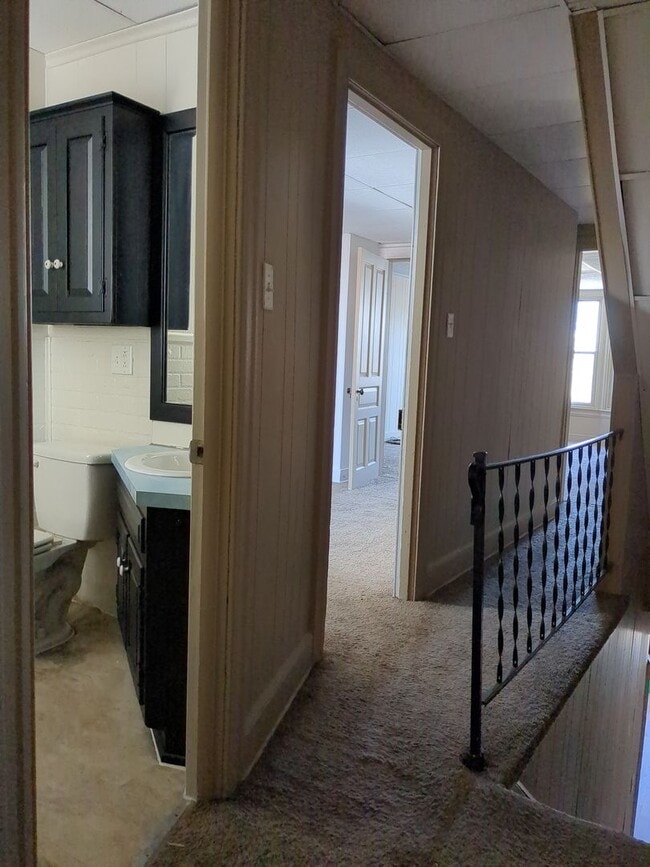 Building Photo - Recently renovated 4/5 Bedroom house