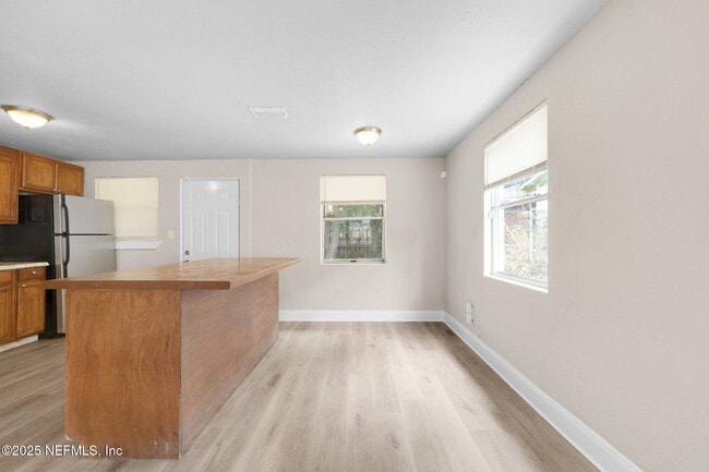 Building Photo - 1321 W 12th St