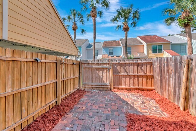 Building Photo - South Tampa 2 Bedroom w/ Office 2 Bathroom Townhome