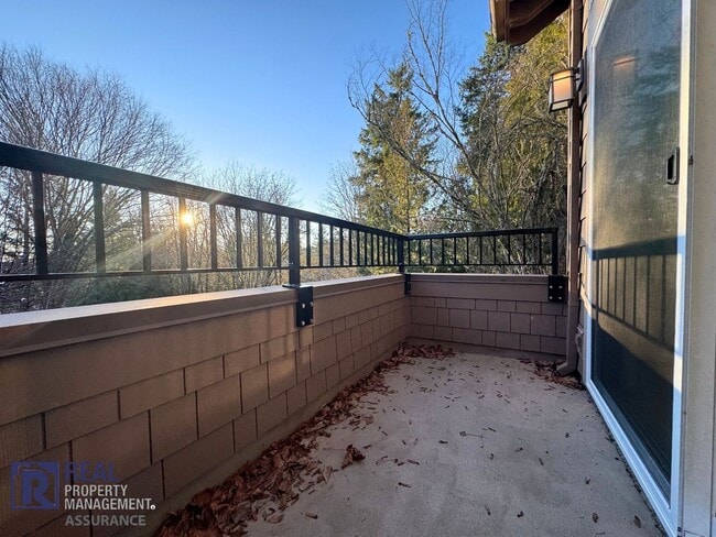 Building Photo - Charming 3BR/2BA End Unit Townhome-Now Available!!