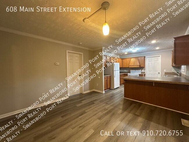 Building Photo - 608 Main St Ext