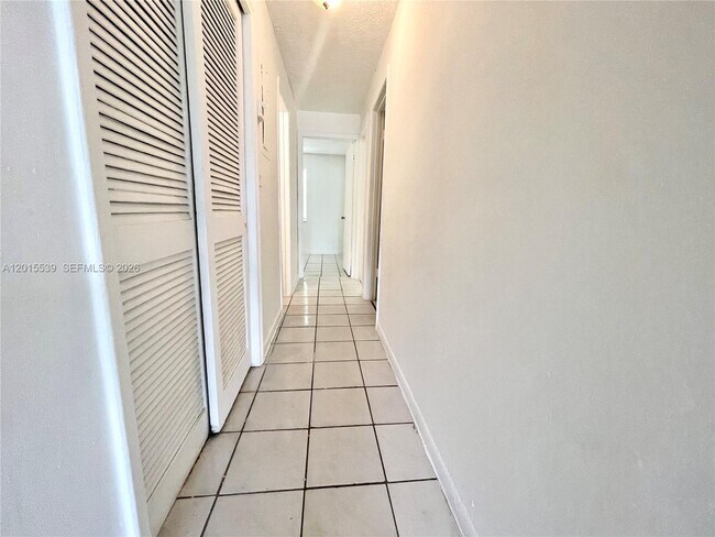 Building Photo - 2621 Riverland Dr