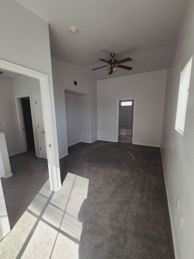 Building Photo - Lovely Parkside Townhome!