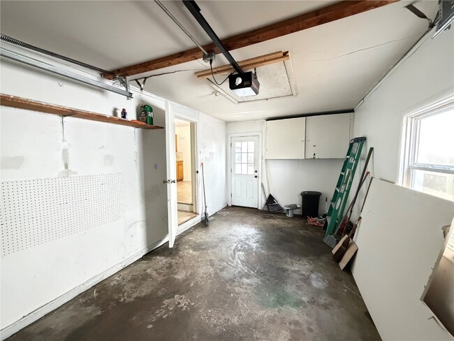 Building Photo - 854 Loekes Dr